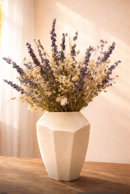 Crème Light & Living vaas met blauwe en witte droogbloemen | Jakarta
